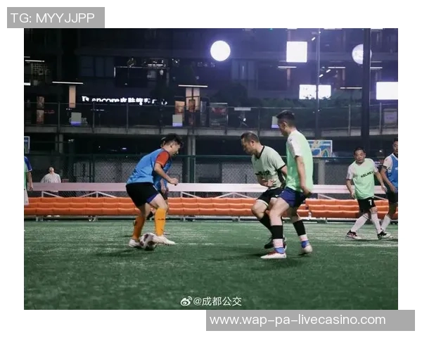 在绿茵场上挥洒汗水的瞬间踢足球的快乐与激情尽显无遗